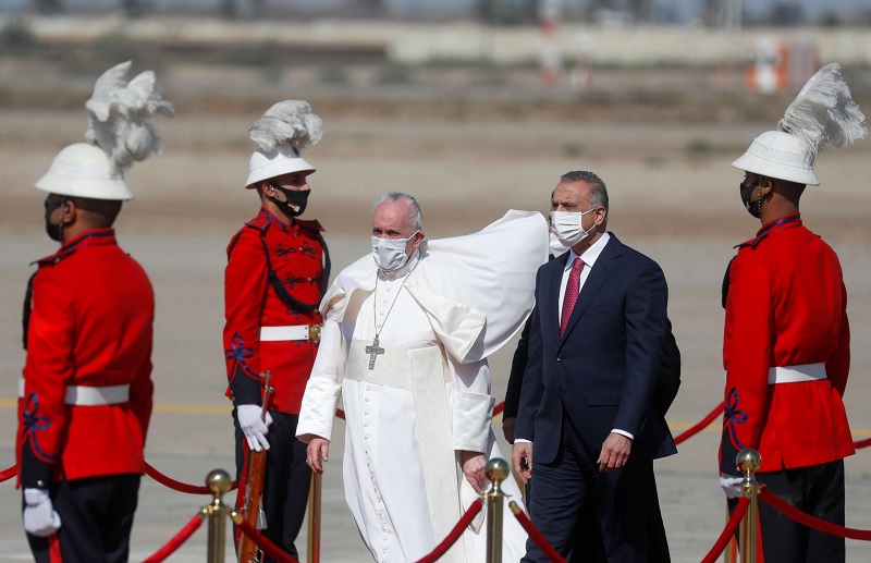 البابا فرنسيس يصل بغداد في أول زيارة باباوية للعراق (صور)