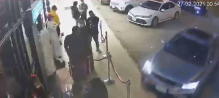 سعودية تدهس عدداً من الأشخاص أثناء محاولتها ركن السيارة (فيديو)