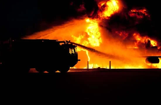 إطفاء اللاذقية ينقذ طفلين من حريق بمنزلهم بحي الرمل الجنوبي