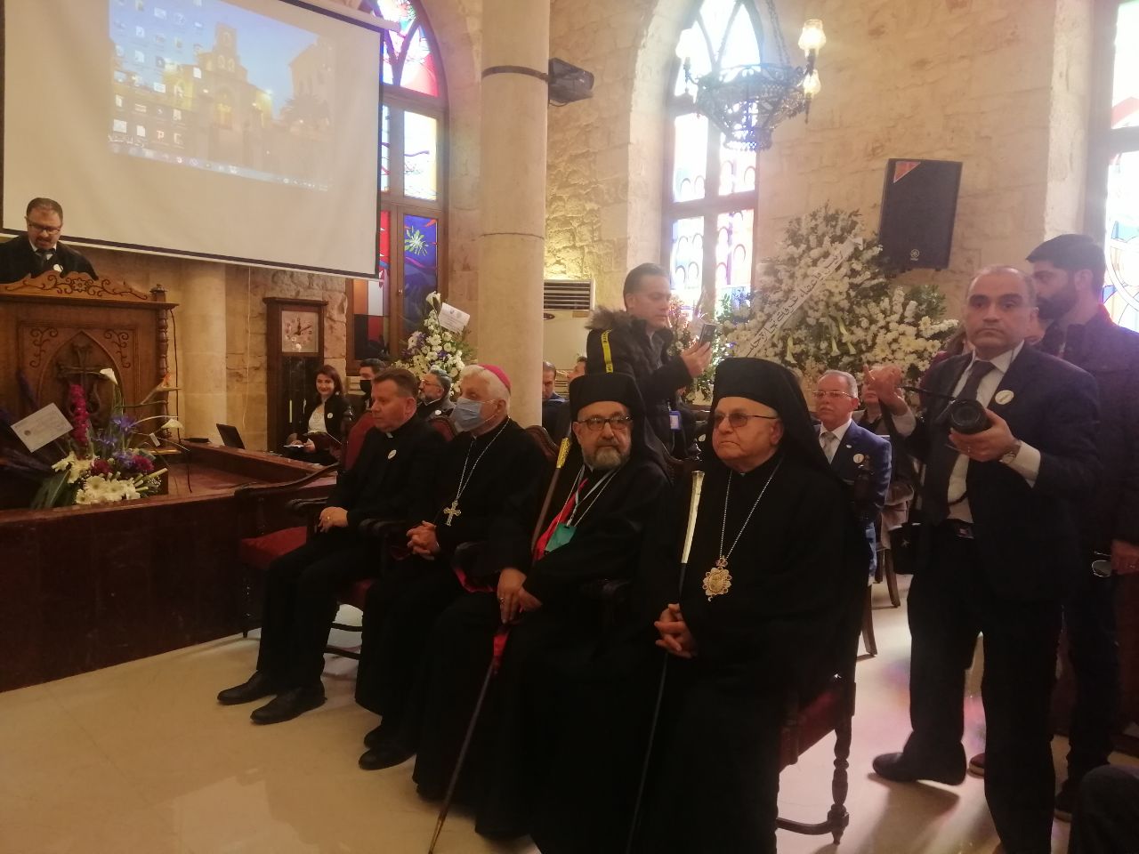 بصلوات الحمد والشكر الأرمن البروتستانت يعودون لكنيستهم بعد ترميمها (صور)