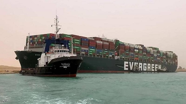 توقع استئناف الملاحة في قناة السويس بعد تعويم سفينة حاويات جنحت جزئياً