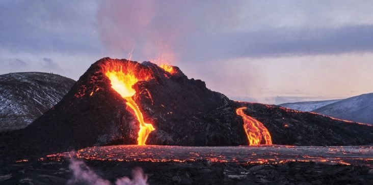 بركان آيسلندا يثور مجدداً بعد خموده لمئات السنين (صور)