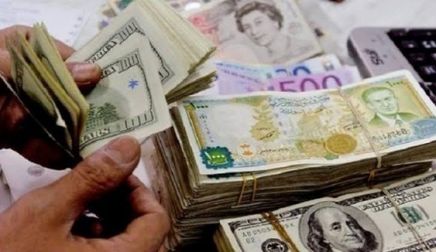 قرار حكومي ببيع الدولار للتجار والصناعيين ب 3375 ليرة سورية .