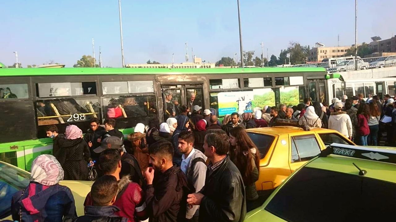 باصات النقل الداخلي بريف دمشق تعود إلى الخطوط المتوقفة بعد تحسن طلبات المازوت