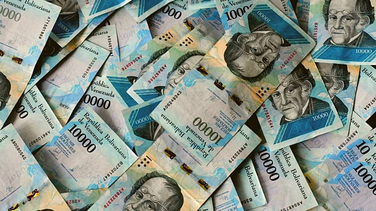 فنزويلا ترفع الحد الأدنى للأجور لسبعة ملايين بوليفار تعادل دولارين ونصف!