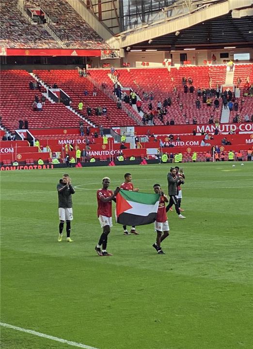 بوجبا وديالو يرفعان علم فلسطين في مباراة مانشستر يونايتد وفولهام