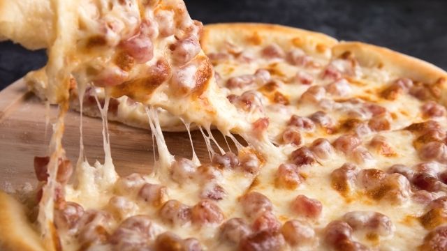 أمريكي يواجه السجن بعد وضع شفرات حلاقة في عجينة البيتزا