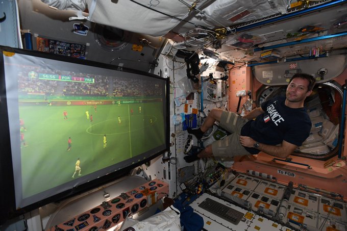 رائد الفضاء الفرنسي باسكي يتابع مباراة بلاده ضد البرتغال من المحطة الدولية