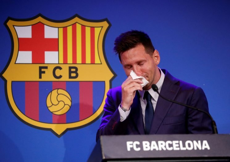 ميسي يودع برشلونة بالدموع ويكشف عن ناديه الجديد