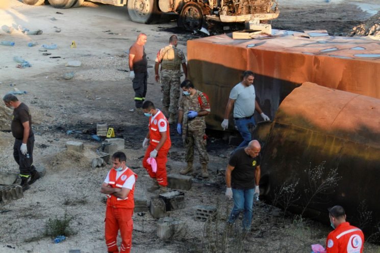 مقتل 22 شخصاً على الأقل في لبنان بانفجار صهريج وقود (صور)