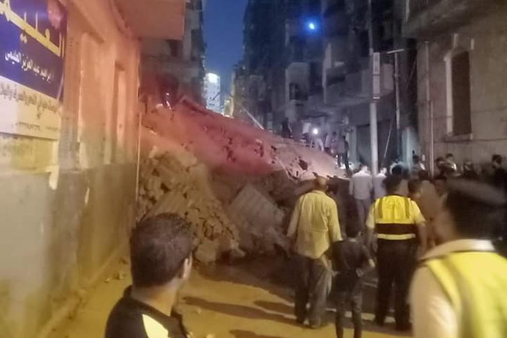 انهيار بناء من 5 طوابق في دمنهور شمال مصر وسقوط ضحايا (فيديو)