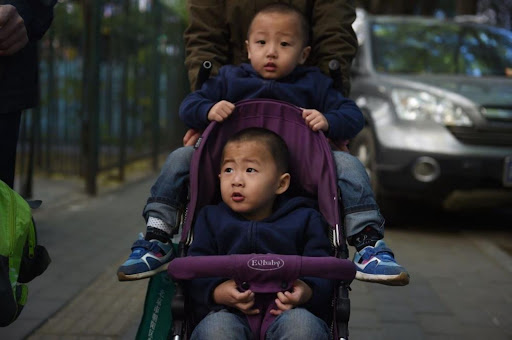 الصين تسمح لمواطنيها بإنجاب "طفل ثالث"