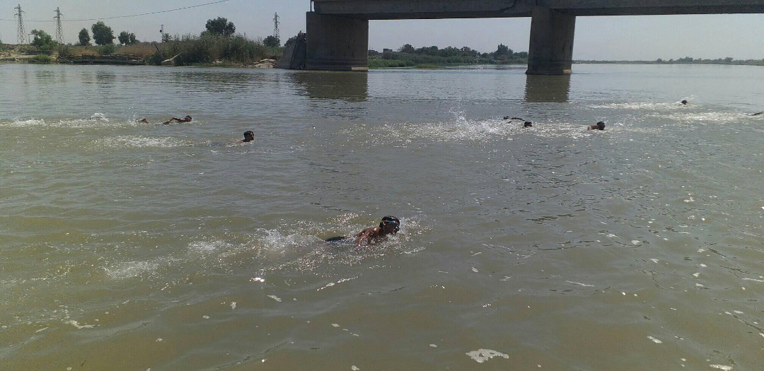 نهر الفرات يحتضن ثلاثين سباحاً شاركوا في بطولة محافظة دير الزور (صور)