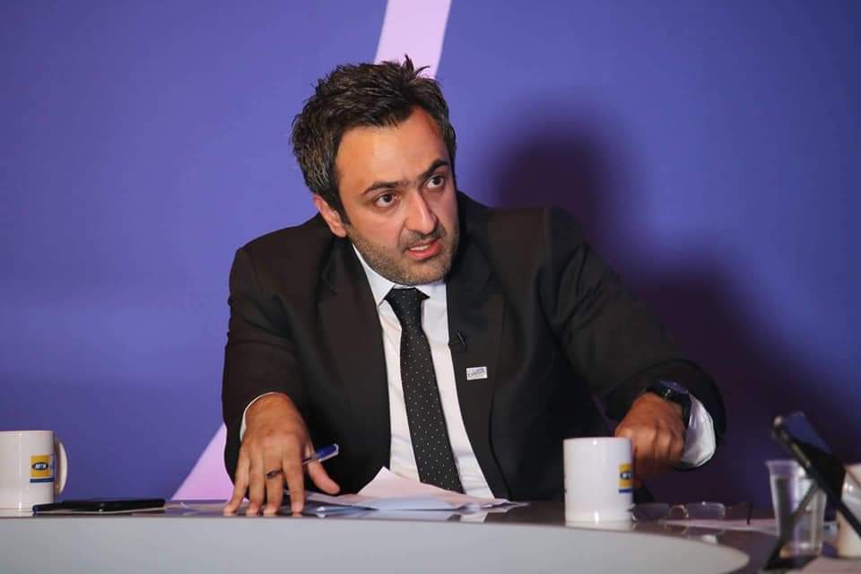 مهاترات  "فيسبوكية" بين رئيس تنفيذية حمص ومقدم برنامج الكابتن  تدخل فيها مدير عام الاذاعة والتلفزيون!