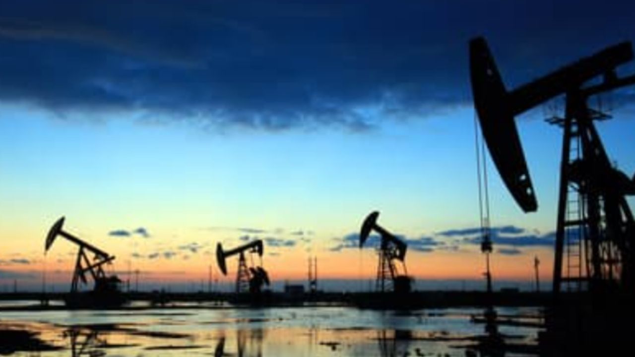 النفط يقترب من مستوياته المرتفعة قبل أوميكرون بفضل آمال بنمو اقتصادي