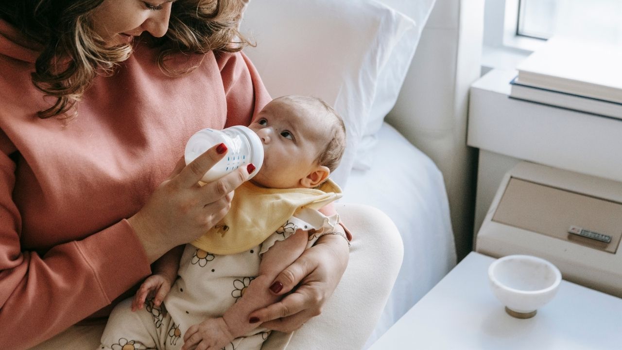 تقرير أممي: ممارسات استغلالية من شركات حليب الأطفال تؤثر سلباً على قرار الرضاعة الطبيعية