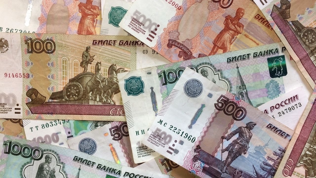 روسيا ترفع سعر الفائدة إلى 20% لمواجهة مخاطر انخفاض قيمة الروبل وارتفاع التضخم