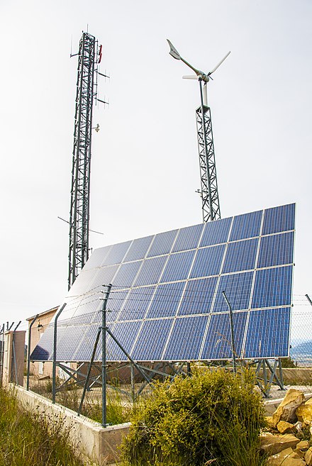 الاتصالات تتجه لتركيب 144 وحدة نفاذ ضوئية بالطاقة الشمسية