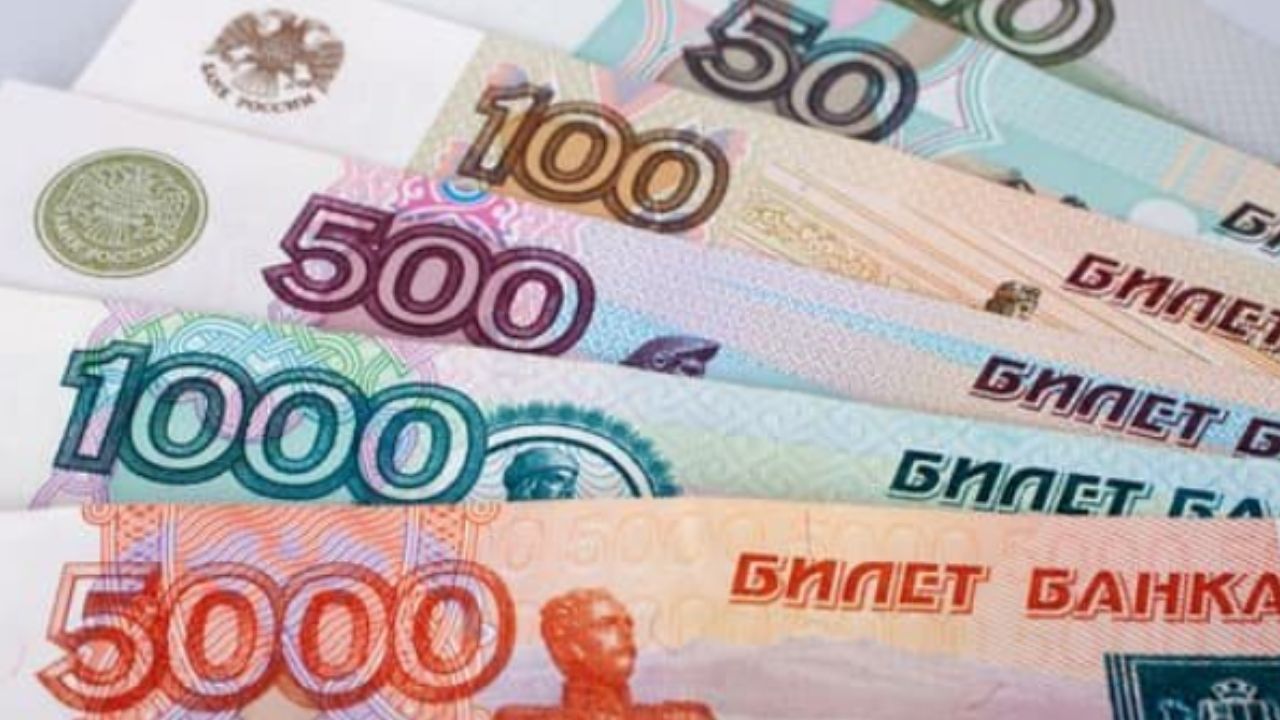 وزير روسي: قوة الروبل تمثل خطورة على الاقتصاد الروسي