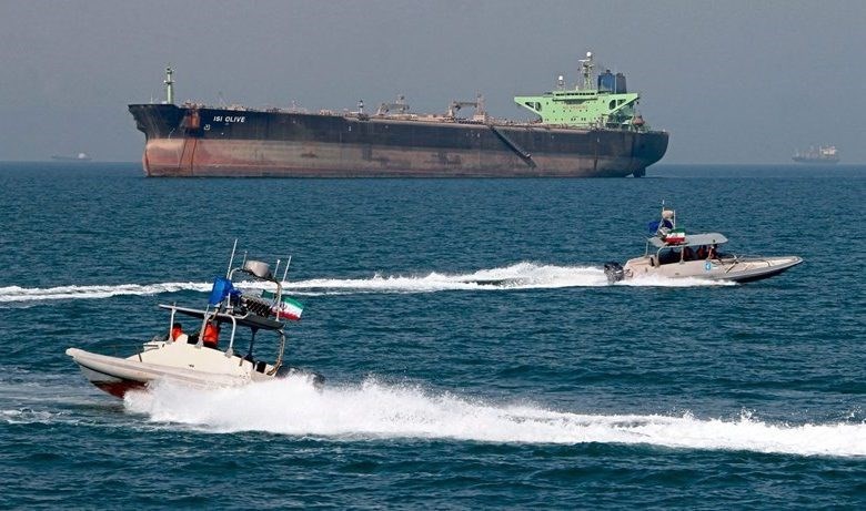 إيران تحتجز سفينة تحمل أكثر من 100 ألف ليتر من الوقود المهرب