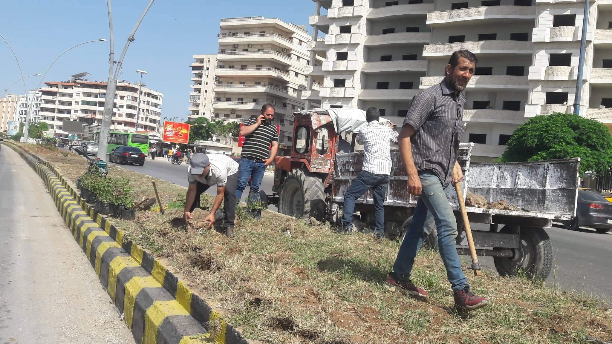 تجديد زراعة حدائق ومنصفات المدخل الشرقي لمدينة اللاذقية بأنواع من الورود الدائمة