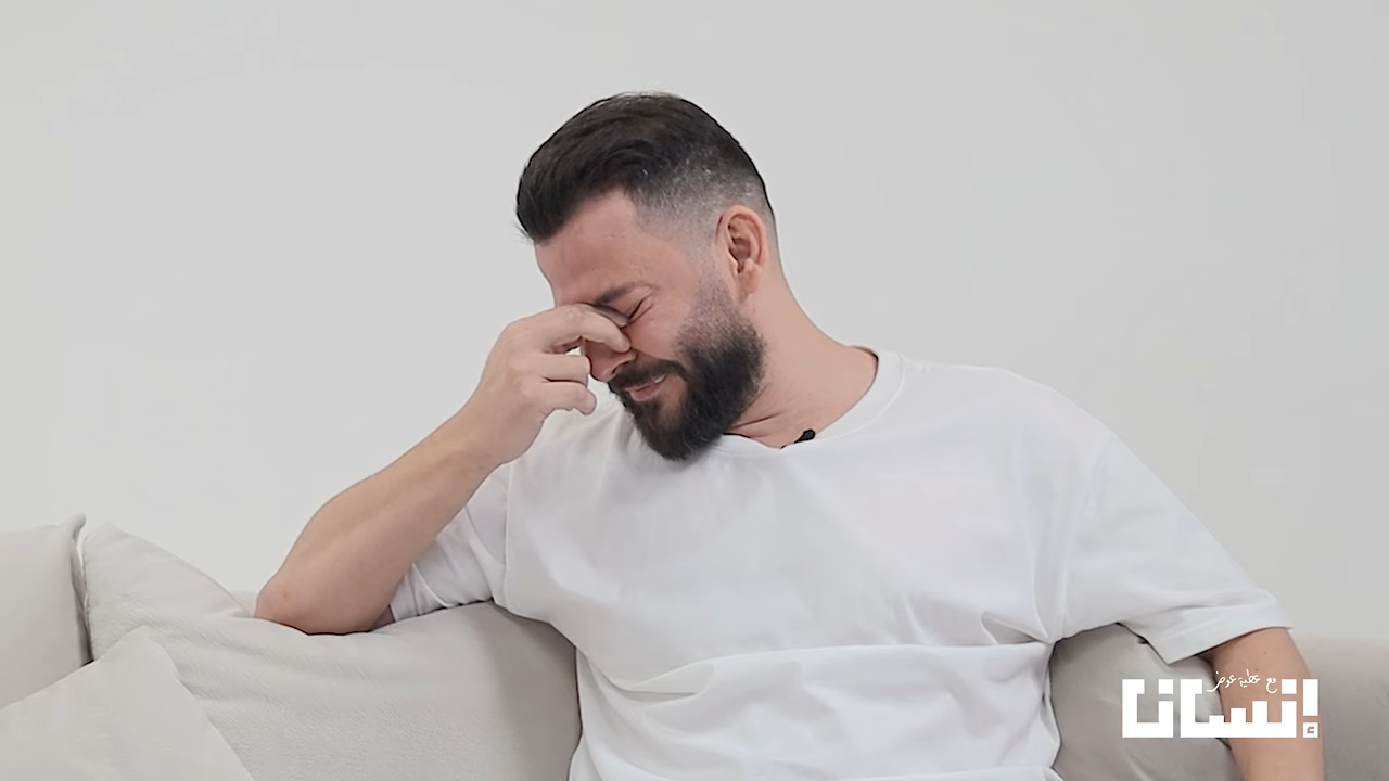 حسام جنيد يبكي على الهواء ويؤكد بأنه لن يكرر تجربة الزواج بعد انفصاله عن إمارات رزق (فيديو)