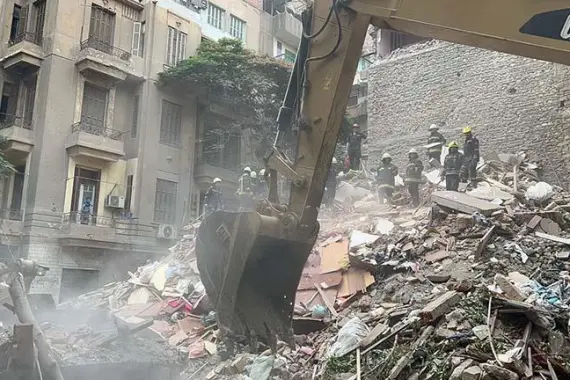 انهيار عقار وسط القاهرة وفقدان عائلة من 6 أشخاص تحت الأنقاض
