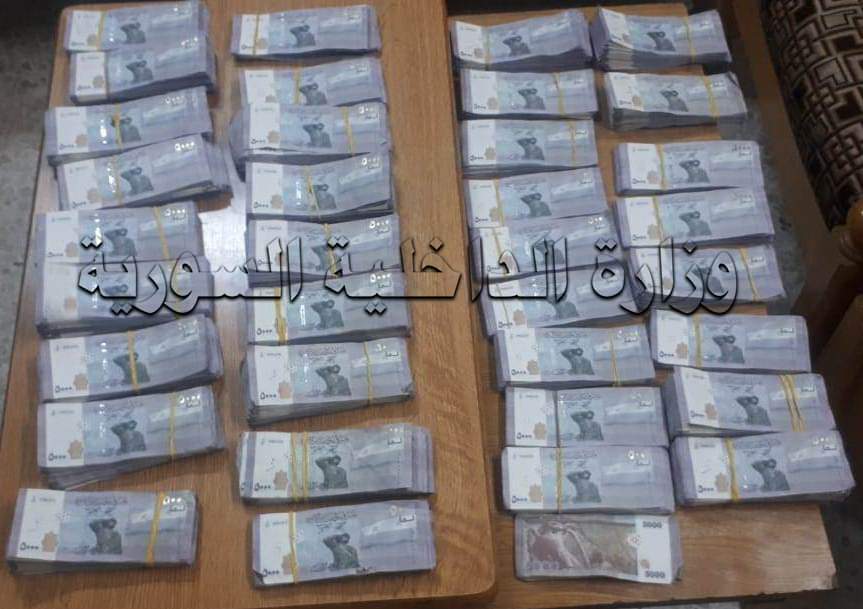 في حماة .. توقيف شخصين أحدهما مروج قطع نقدية مزورة من فئة 5000 ليرة ومصادرتها