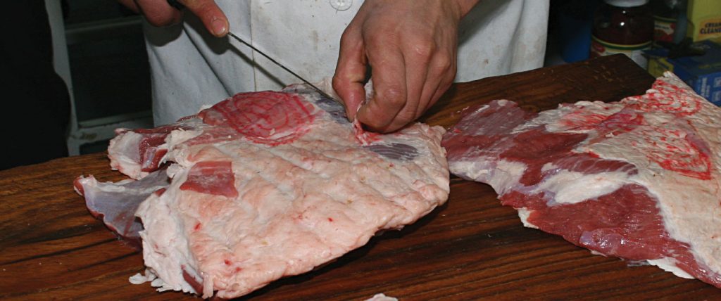 قصابون يشتركون بذبيحة واحدة لتعذر تبريدها .. انخفاض الإقبال على شراء اللحوم الحمراء