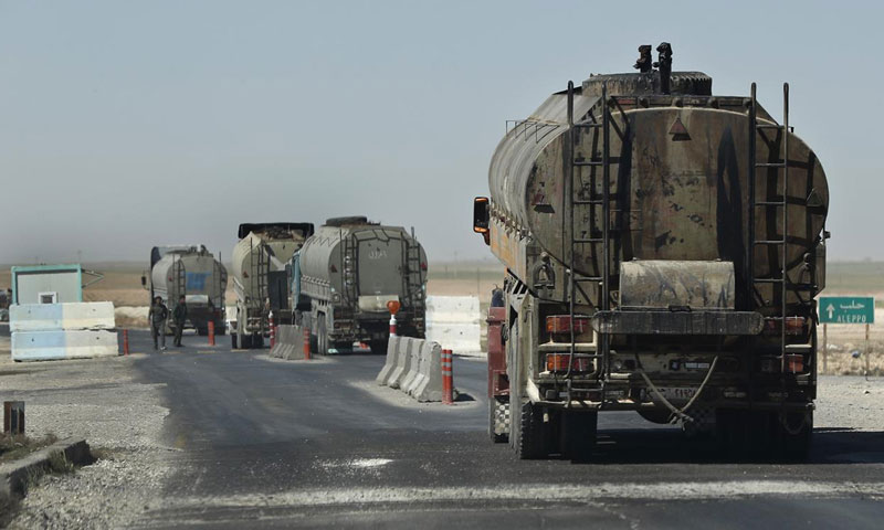 الاحتلال الأمريكي ينقل 35 صهريجاً من النفط السوري المسروق إلى الأراضي العراقية