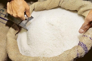 التجارة الداخلية تبرر رفع أسعار السكر وتتحدث عن انفراجات بتوفر المادة