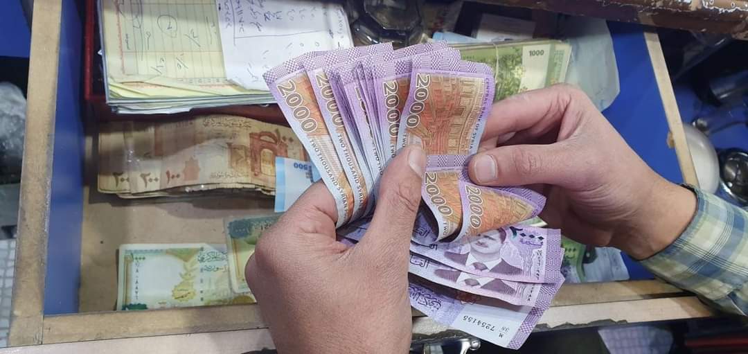 تقارير اعلامية: الحكومة ترفع سعر صرف الدولا الى 3000 ليرة سورية في موازنة العام القادم