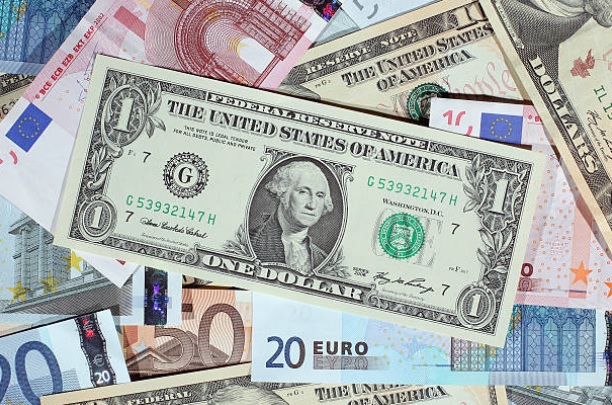الدولار يصعد واليورو يقترب مجددا من أدنى مستوى في 20 عاماً
