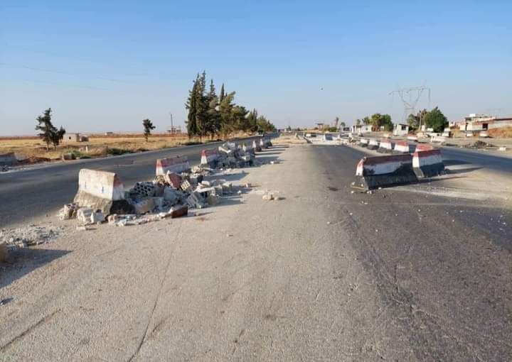إزالة الكتل الإسمنتية في محور سراقب على الطريق الدولية حماة - حلب