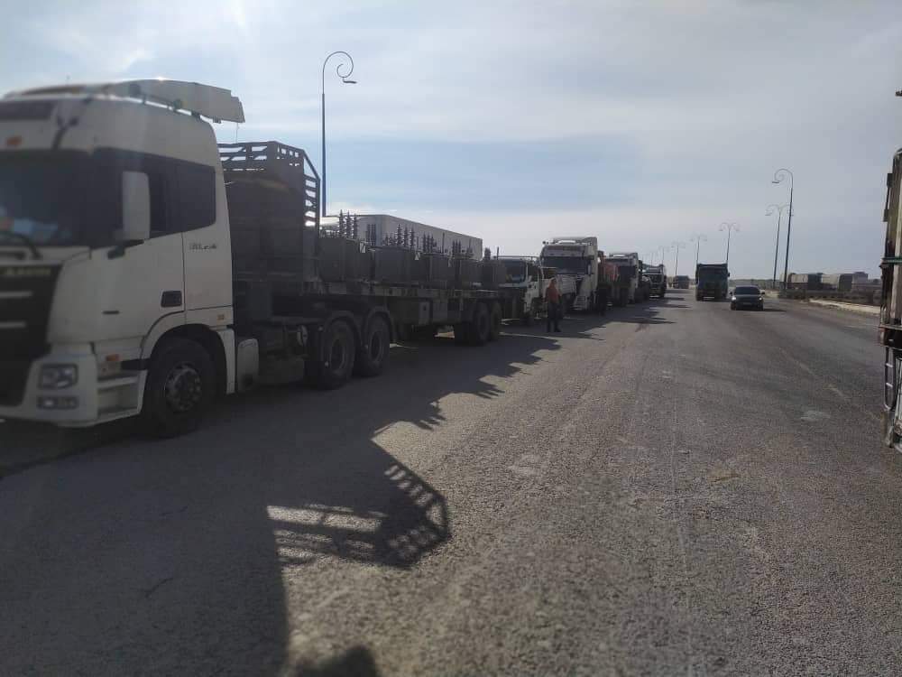 وصول قافلة معدات وتجهيزات كهربائية إلى محافظة دير الزور