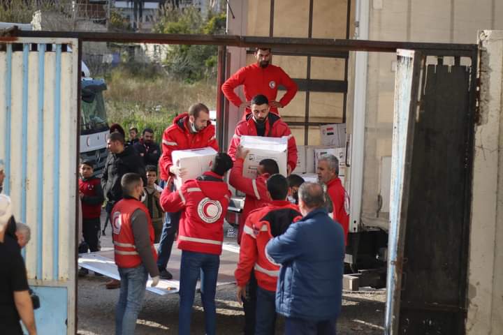 مواطنون في دير الزور  يشتكون ل "المشهد" عدم عدالة آلية الهلال الأحمر الجديدة في توزيع المساعدات الغذائية