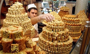 بسبب انخفاض الطلب وتضاعف التكلفة.. 70 بالمئة من ورشات الحلويات توقفت عن العمل في سورية