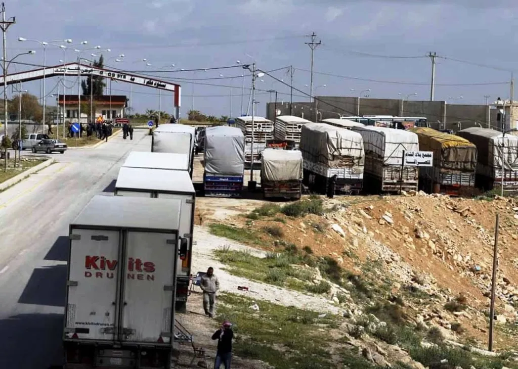 محملة بالخضار والفواكه.. مئات الشاحنات السورية متوقفة منذ أيام عند معبر جابر الأردني
