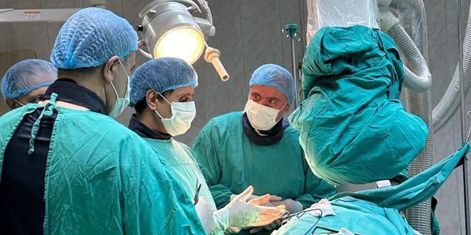بمبادرة إنسانية… طبيب مغترب من حمص يجري سبع عمليات قلب