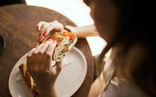 الأكل السريع يمكن أن يؤدي إلى زيادة الوزن ومشاكل صحية أخرى