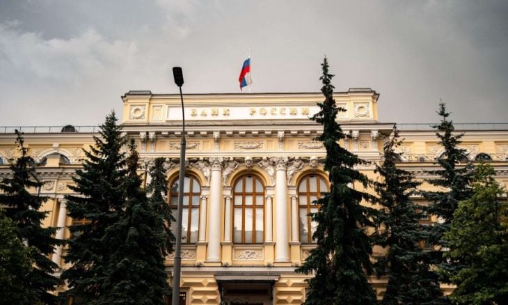 المصرف المركزي الروسي يعلّق عمليات شراء العملات الأجنبية للجم تدهور الروبل
