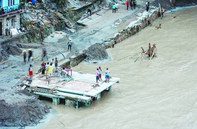 77 قتيلاً على الأقل في الهند بعد فيضان بحيرة جليدية في جبال الهيمالايا