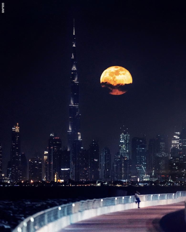 صور مذهلة للقمر بعدسة مصور باكستاني في دبي