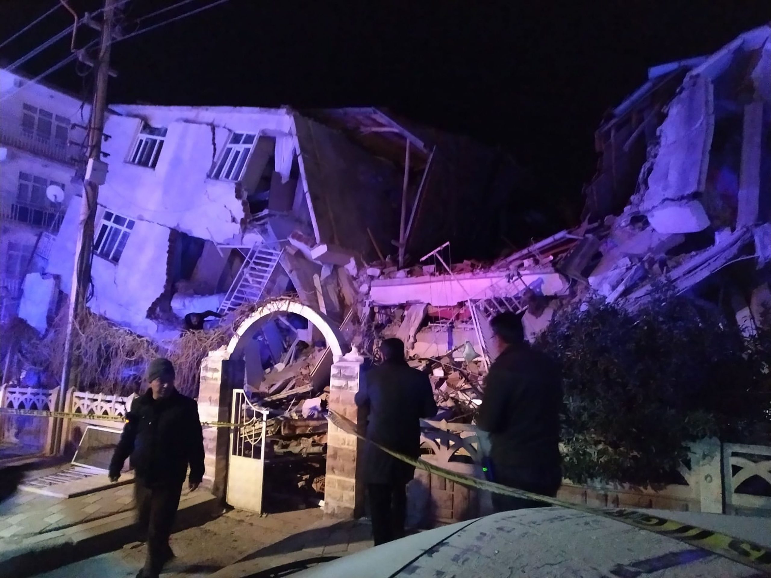 ارتفاع حصيلة ضحايا زلزال تركيا إلى 21 قتيلا