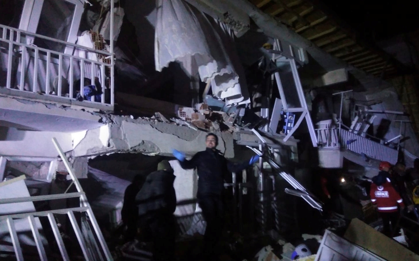 ارتفاع حصيلة ضحايا زلزال تركيا إلى 21 قتيلا