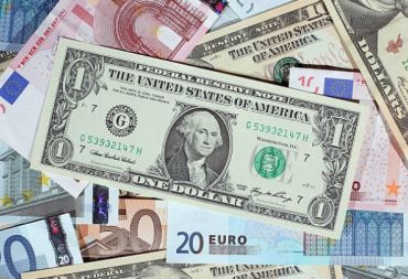 الدولار يواصل ارتفاعه ويدفع العملتين الأوروبية واليابانية لأدنى مستويات في عقود