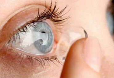 ابتكار عدسات لاصقة مزودة بإبر متناهية الصغر لعلاج أمراض العين