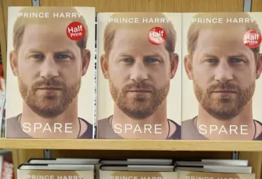 مذكرات الأمير هاري باتت أسرع الكتب غير الروائية مبيعا في بريطانيا