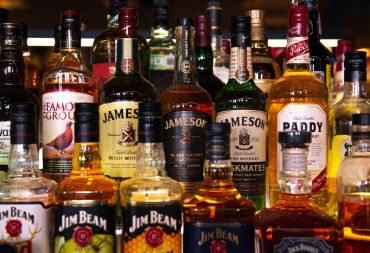 العراق يمنع رسميا استيراد المشروبات الكحولية
