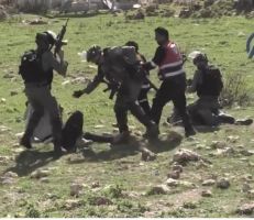 جنود العدو الصهيوني يعتدون على متطوعين من الهلال الاحمر الفلسطيني أثناء اسعافهم لشبان فلسطينيين(فيديو)